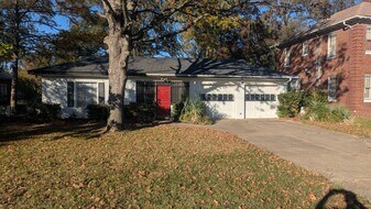 1816 W Main St in Durant, OK - Building Photo