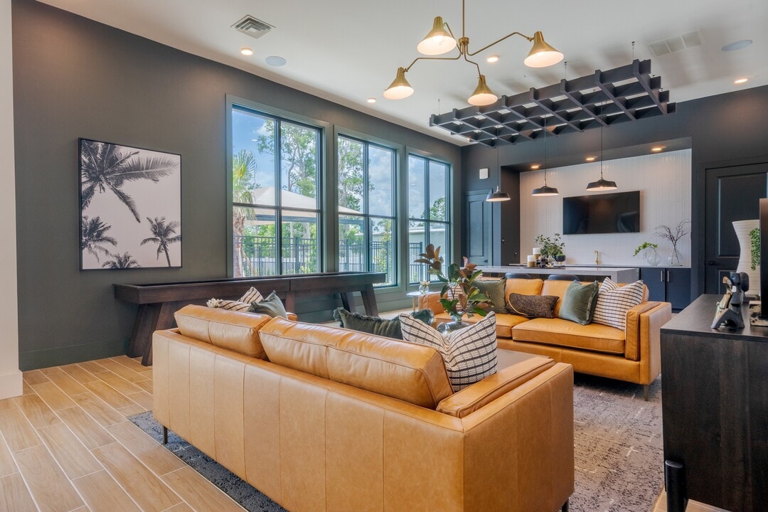 Isla Palmetto in Palmetto, FL - Building Photo