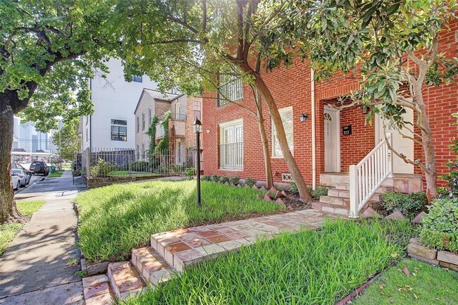 property at 315 W Saulnier St