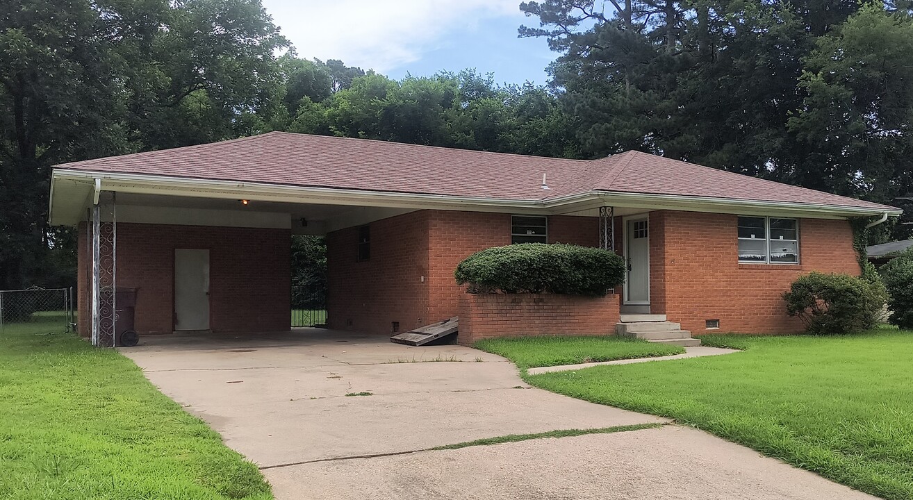 107 Friendswood in Pine Bluff, AR - Building Photo