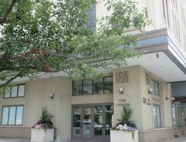 property at 758 N Larrabee St