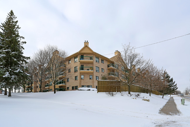 Chicopee Terrace in Kitchener, ON - Building Photo - Building Photo