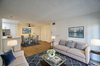 7032 Remmet Ave, Unit 115 in Los Angeles, CA - Foto de edificio - Building Photo