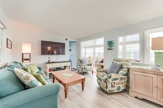 24631 S Seas Blvd in Bonita Springs, FL - Foto de edificio - Building Photo