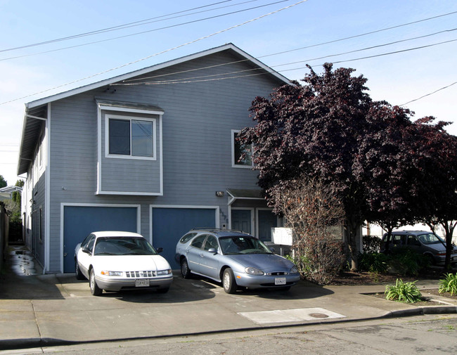 5526 Alameda Ave in Richmond, CA - Foto de edificio - Building Photo