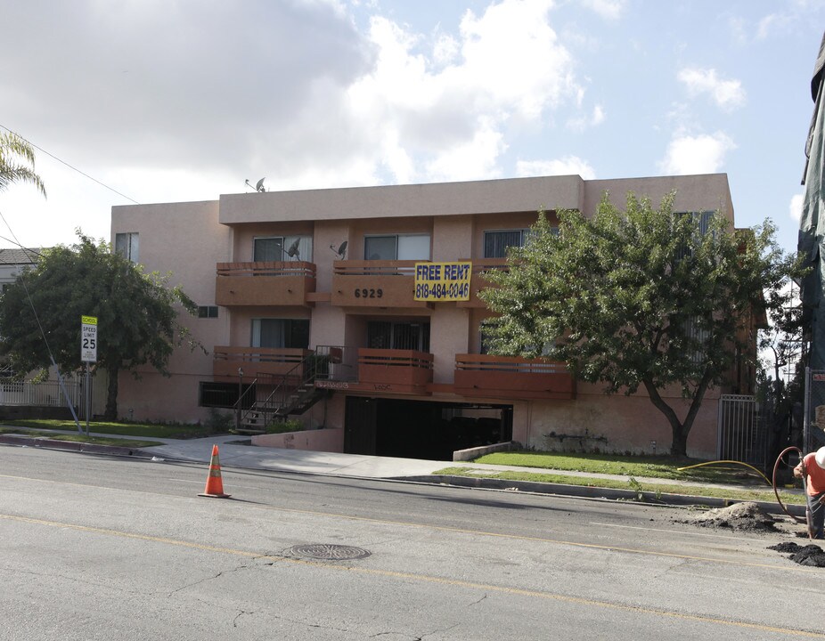 6929 Coldwater Canyon Ave in North Hollywood, CA - Building Photo