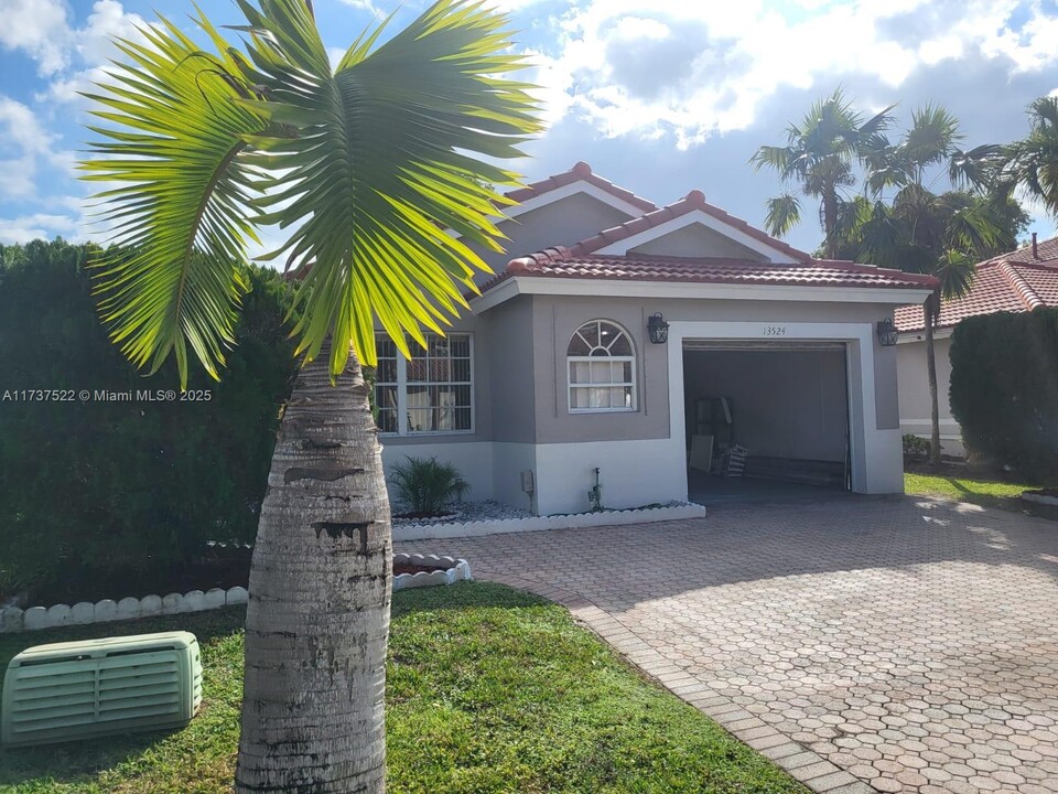 13524 NW 5th Ct in Plantation, FL - Foto de edificio