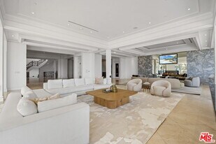 360 Trousdale Pl in Beverly Hills, CA - Building Photo