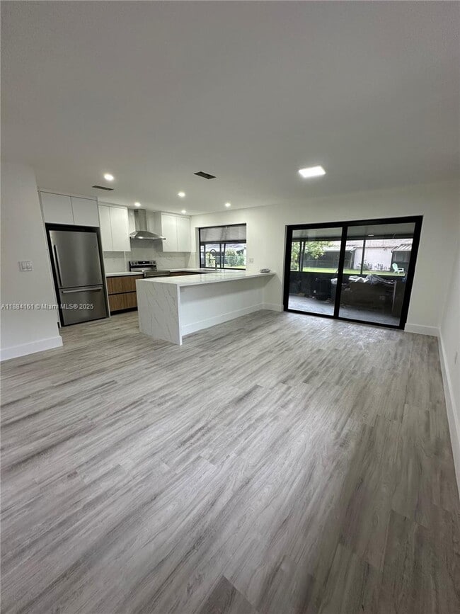 15471 Turnbull Dr in Miami Lakes, FL - Building Photo - Building Photo