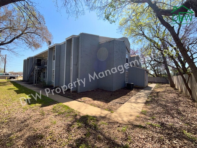 Fry Street Apartments in Denton, TX - Foto de edificio - Building Photo