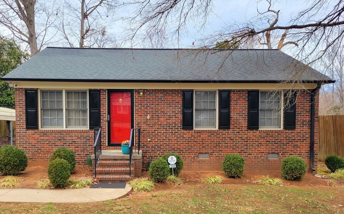 1809 Fairview St in Burlington, NC - Building Photo