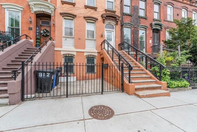 812 Grand St in Jersey City, NJ - Building Photo - Building Photo