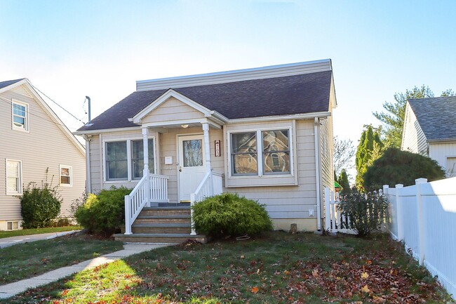 703 Oak St in Bellmore, NY - Building Photo - Building Photo