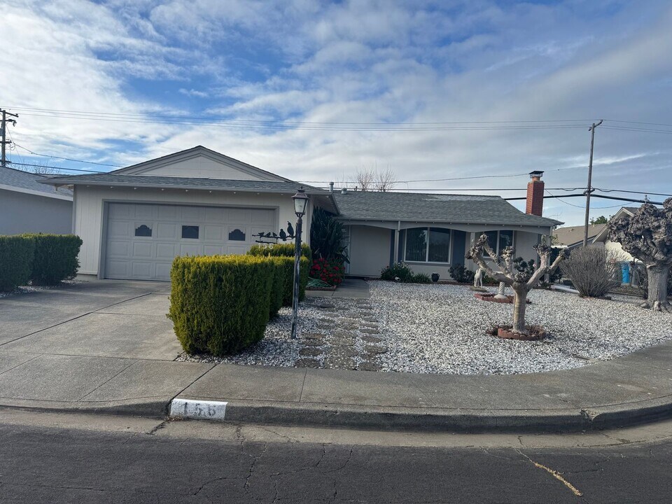156 Lassen Cir in Vacaville, CA - Building Photo