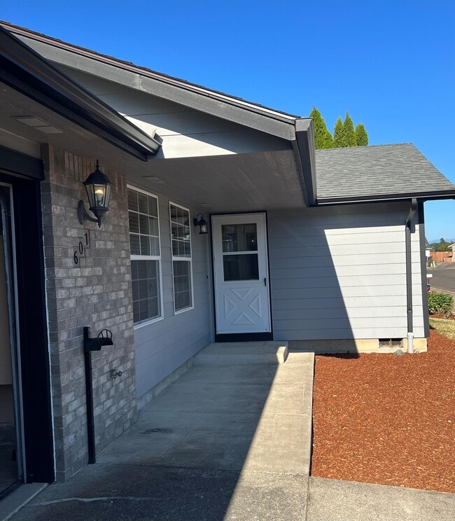 601 High Ct in Jefferson, OR - Building Photo - Building Photo