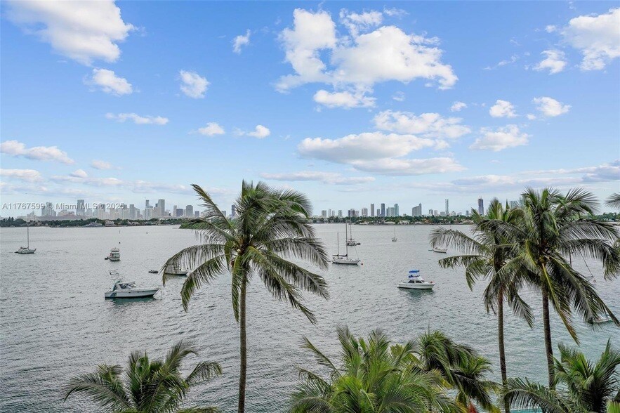 1500 Bay Rd, Unit N-1014 in Miami Beach, FL - Building Photo