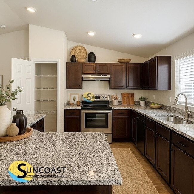 20241 Peachland Blvd in Port Charlotte, FL - Foto de edificio - Building Photo