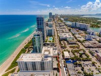 6917 Collins Ave, Unit #426 in Miami, FL - Foto de edificio - Building Photo