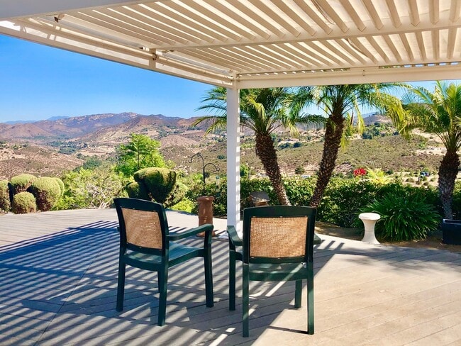 property at 1467 Knoll Park Ln