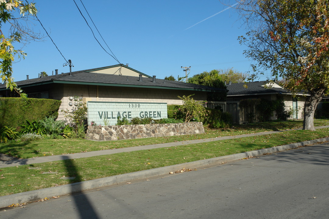 Village Green Apartments in Salinas, CA - Foto de edificio