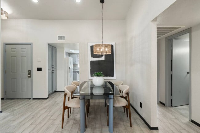 15402 N 28th St in Phoenix, AZ - Building Photo - Building Photo