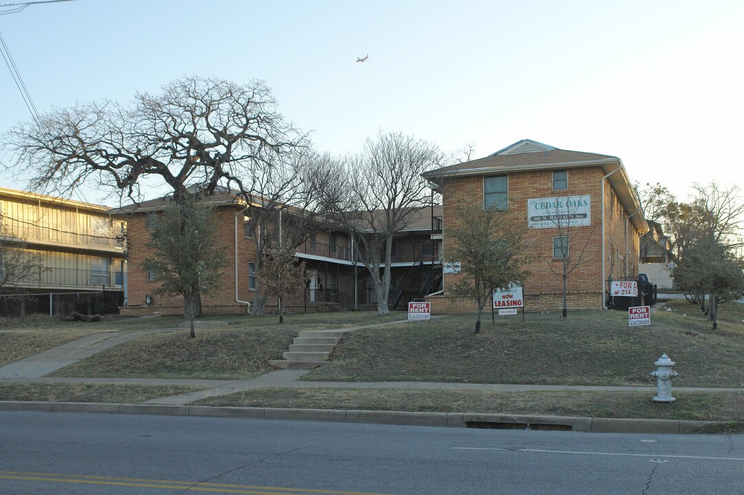 Cedar Oaks Apartments in Dallas, TX - Foto de edificio