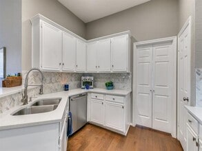 10805 Stone Canyon Rd in Dallas, TX - Building Photo - Building Photo