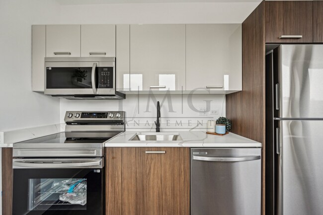 property at 1553 W Hollywood Ave