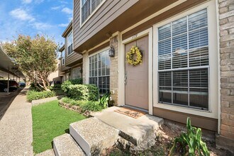 1860 White Oak Dr in Houston, TX - Building Photo - Building Photo