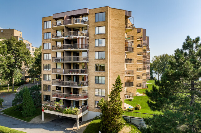 Paton in Laval, QC - Building Photo - Building Photo