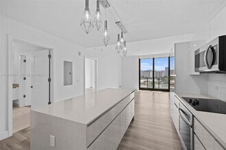 101 Diplomat Pkwy, Unit 0804 in Hallandale Beach, FL - Foto de edificio - Building Photo