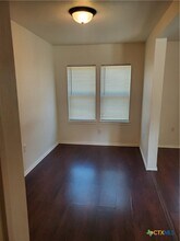 826 N Bowie St in Seguin, TX - Building Photo - Building Photo