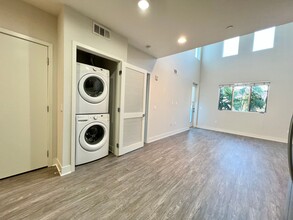 11929 Courtleigh Dr, Unit 306 in Los Angeles, CA - Building Photo - Building Photo