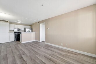 1381 E University Ave. in Las Vegas, NV - Foto de edificio - Building Photo