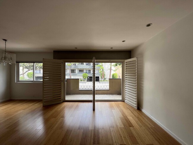 705 Westmount Dr, Unit 103 in West Hollywood, CA - Building Photo - Building Photo