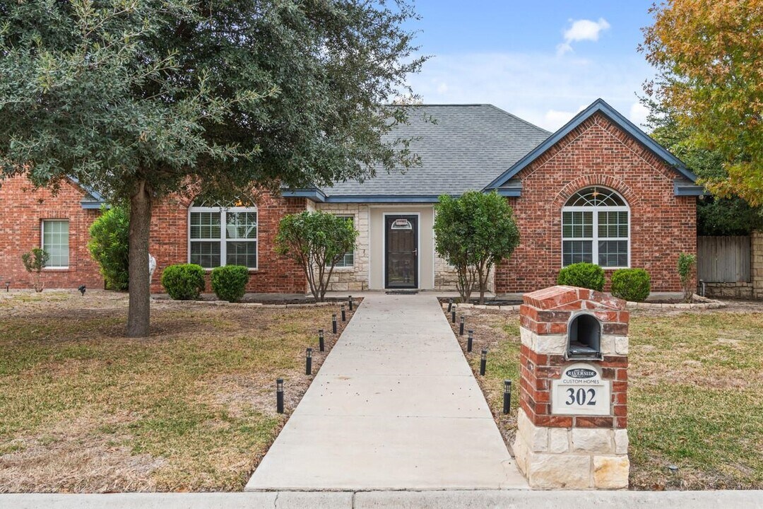 302 Ceniza Ridge Dr in Del Rio, TX - Building Photo