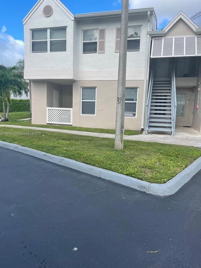 17565 NW 67th Pl in Miami Gardens, FL - Building Photo - Building Photo