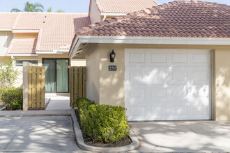 257 Old Meadow Way in Palm Beach Gardens, FL - Building Photo - Building Photo