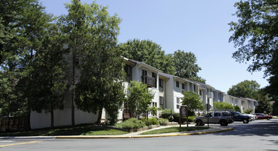 Oak Creek Apartments in Vienna, VA - Foto de edificio - Building Photo