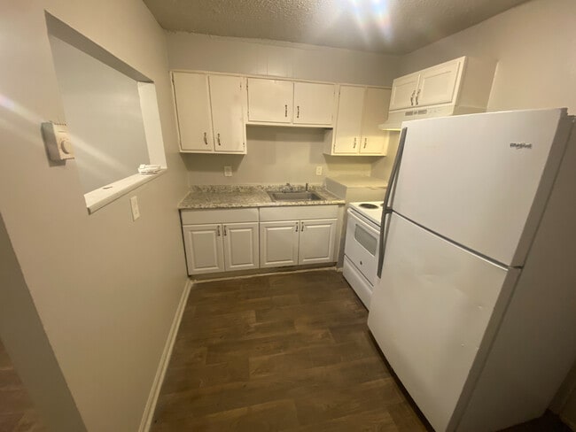 Room in Condo on Alamance Church Rd in Greensboro, NC - Building Photo - Building Photo