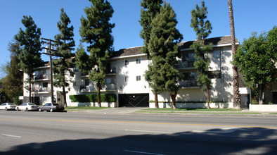 6939-6949 Woodman Ave in Van Nuys, CA - Building Photo - Building Photo