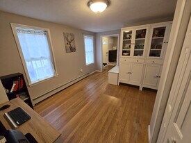 16 Knoll Rd in Hopkinton, MA - Building Photo