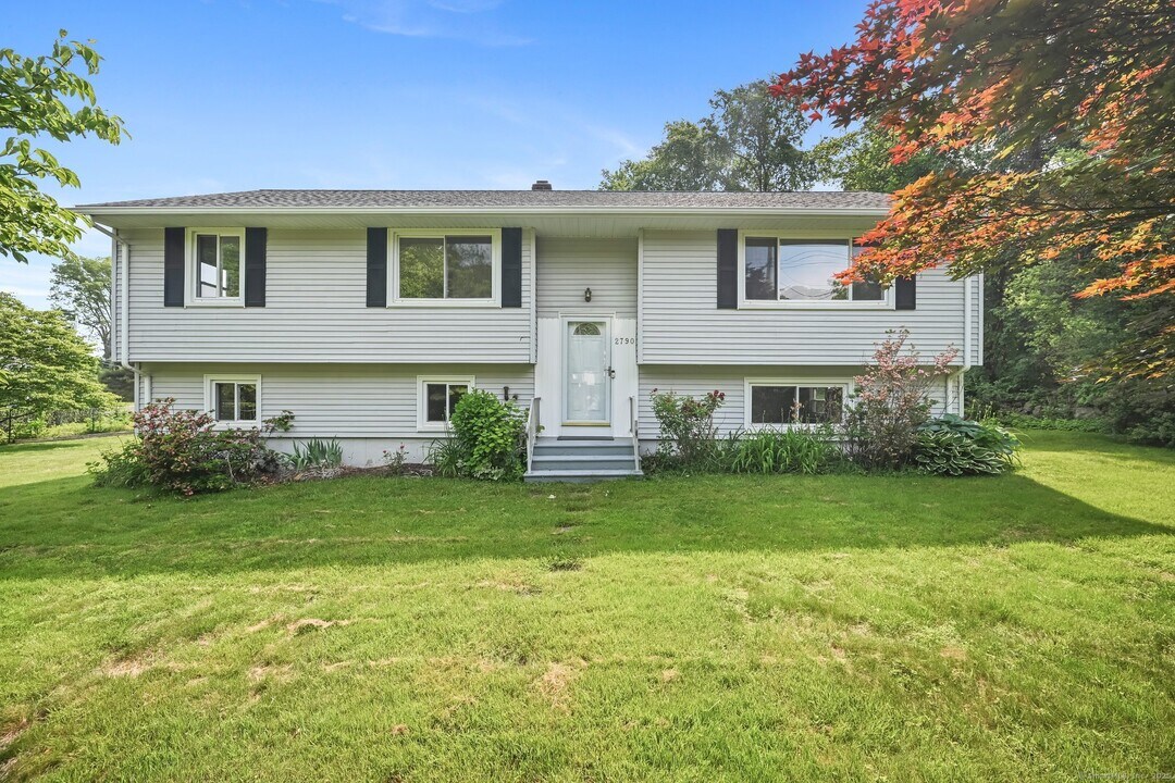 2790 Reservoir Ave in Trumbull, CT - Building Photo