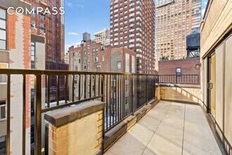 48 W 68th St in New York, NY - Foto de edificio - Building Photo