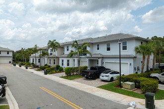 Long Pines Townhomes in Pompano Beach, FL - Building Photo - Building Photo