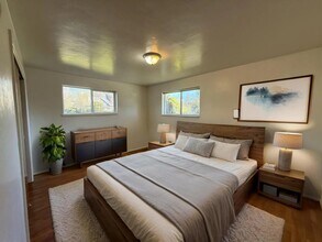 210 Sunnyside Dr in Eugene, OR - Building Photo - Building Photo