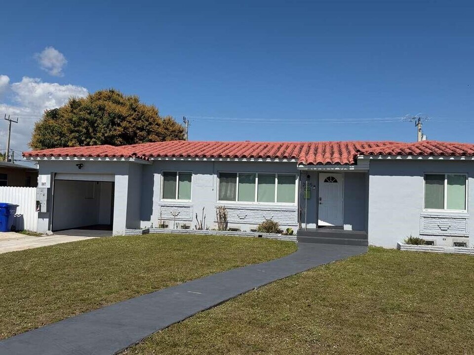 2815 Van Buren St in Hollywood, FL - Building Photo