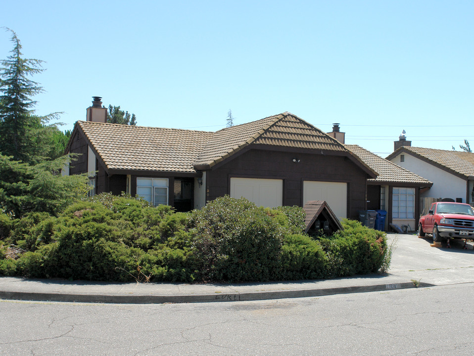 128 Bond Ave in Petaluma, CA - Foto de edificio