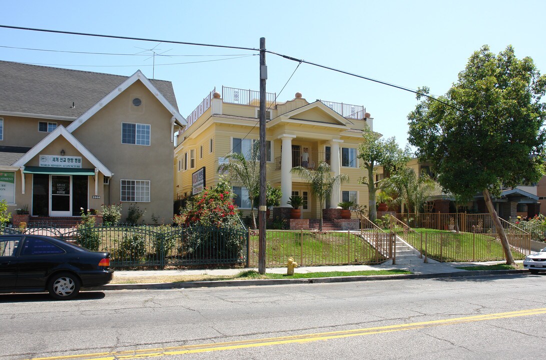 2674 James M Wood Blvd in Los Angeles, CA - Building Photo