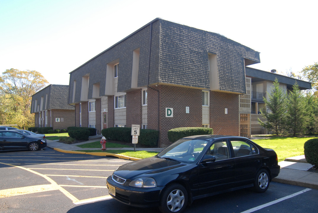 Towne Oaks Apartments in South Bound Brook, NJ - Building Photo